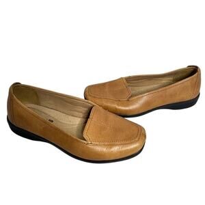 Clarks Size 7 Tan Nude Western Leather Slip On Flat Loafer Preppy Soft Cushion